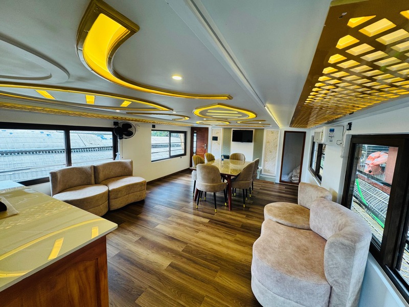 Premium houseboat suite